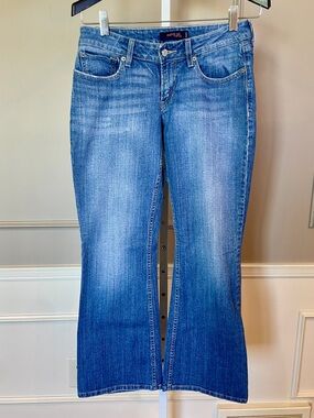 Levi's Women's Curvy Cut Bootcut 529 sz 9 (I think!) medium wash low rise